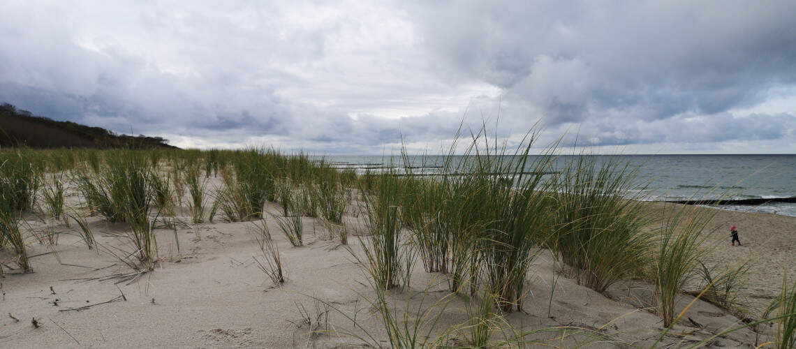 Tief hängende Wolken mit Düne und Ostsee