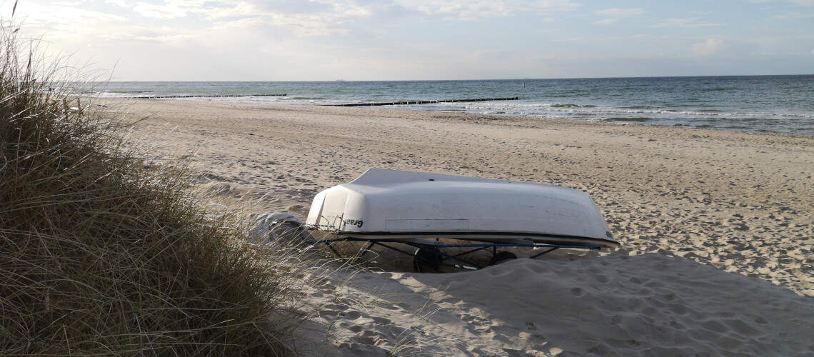 Abendstimmung mit Boot am Strand