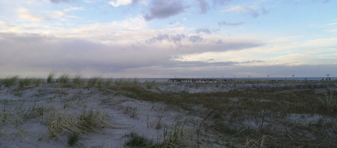 Küstenwetter mit Seebrücke im Hintergrund
