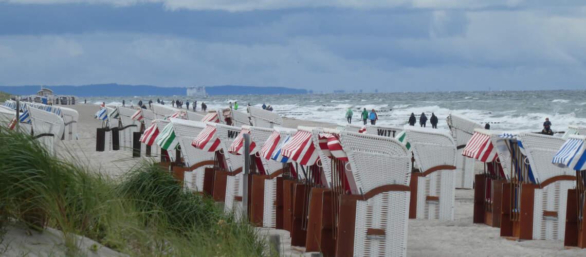 Stürmischer Tag an der Küste mit Strandkörben