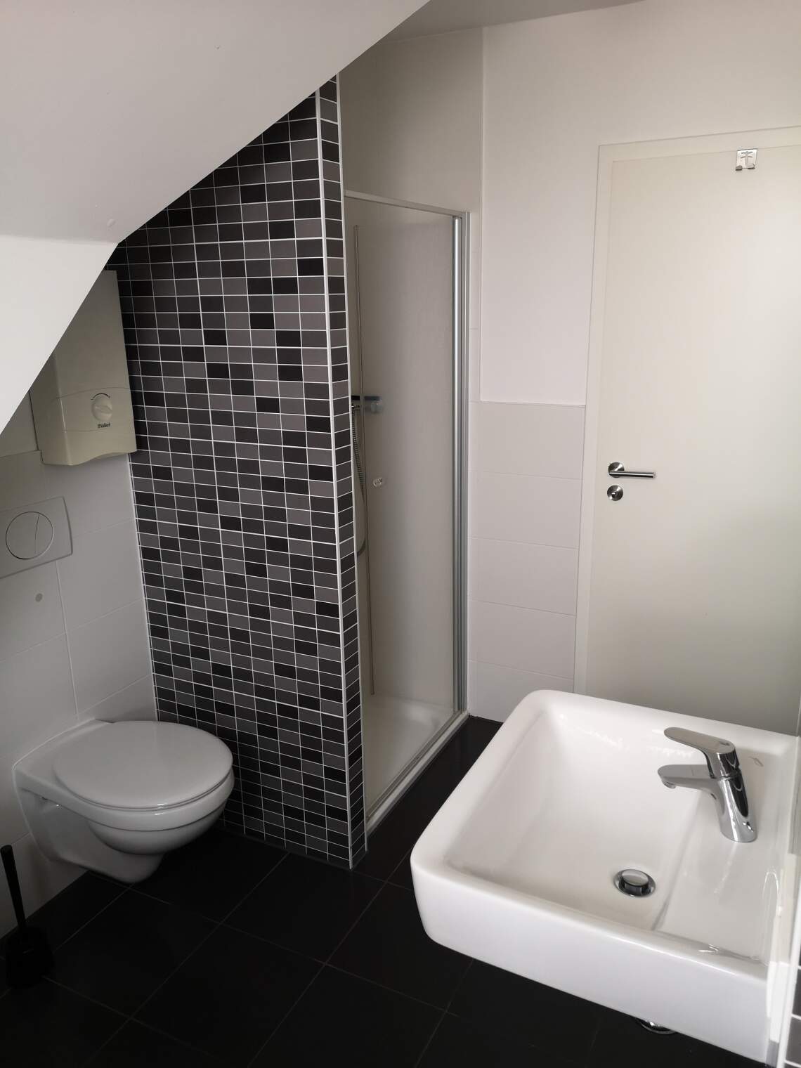 Mosaikgefliestes Tageslichtbad mit WC und Dusche